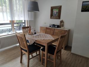 d'une table à manger, de chaises, d'une table et d'une cuisine. dans l'établissement Ferienwohnung Zum Bartelt, à Hohenschwangau