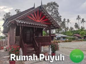 um pequeno edifício com um banco à frente em Sayang Di Kaki Bukit Homestay Near Icon City Bukit Mertajam em Bukit Mertajam