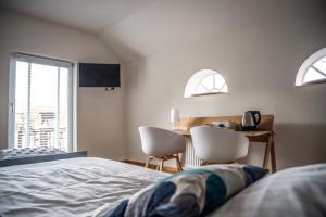 a bedroom with a bed and a table and chairs at Erfgoed Bossem in Lattrop