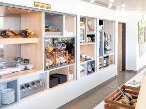 Köök või kööginurk majutusasutuses B&B Hotel Karlsruhe