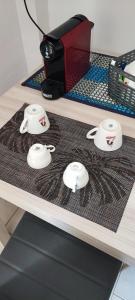 una mesa con dos tazas de té y una tostadora en nonna rosa en Reggio Calabria