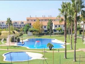 Bazén v ubytování Resort Home 10 nebo v jeho okolí