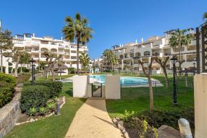 um resort com piscina e um edifício em 8 Apartment with two poolareas, two terraces & free padel Manilva Duquesa em San Luis de Sabinillas