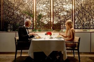 ダブリンにあるHerbert Park Hotel and Park Residenceのレストランのテーブルに座る男女