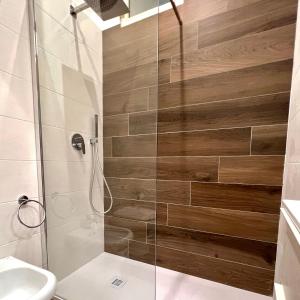 un bagno con doccia in vetro e WC di Chiaia Exclusive Apartment a Napoli Altre 21 foto