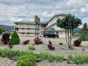 a hotel with a car parked in front of it at Motel 99 in Grand Forks