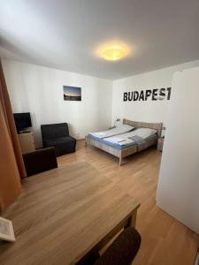 een woonkamer met een bed en een bank bij Garay Utca - Unit A52 in Boedapest