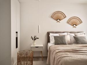- une chambre blanche avec un lit et une table de chevet dans l'établissement The Sall Suites - Complex B, à Agios Nikolaos