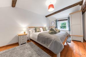 ein Schlafzimmer mit einem großen Bett und einem Fenster in der Unterkunft Knott House Farm in Keswick