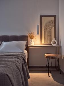 een slaapkamer met een bed en een tafel en een foto bij The Sall Suites - Complex B in Agios Nikolaos