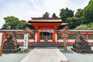 久留米市くるみん-Kurumin501-的前面有两座狮子雕像的寺庙