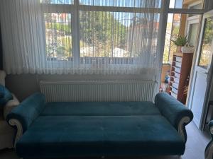 um sofá numa sala de estar com uma grande janela em USA EMBASSY for VISA em Istambul
