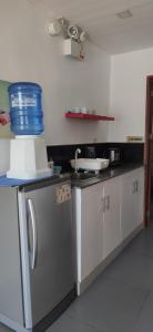 een keuken met een aanrecht met een blauwe emmer erop bij La Casa Dania Backpackers Hostel in Panglao