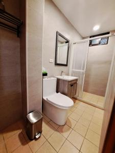 台南的住宿－W立方(達布旅)，一间带卫生间、水槽和镜子的浴室