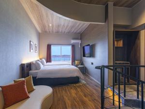 Ένα ή περισσότερα κρεβάτια σε δωμάτιο στο TWIN LINE HOTEL YANBARU OKINAWA JAPAN Formerly Okinawa Suncoast Hotel