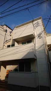 un edificio blanco con muchas ventanas en オールウェイズ戸山2名利用新宿エリア築浅マンション, en Tokio