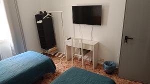 A television and/or entertainment centre at Alcaravaneras Hostel