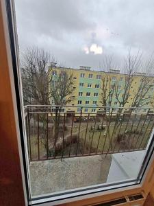 uma vista de um edifício a partir de uma janela em Centrum Apartament Legionów 48m2 em Konin