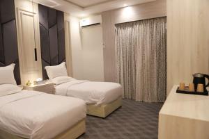 Tempat tidur dalam kamar di فندق المساء