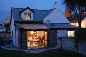 a house with a dining table in front of it at Spring Cottage,Gorgeous and Hi-spec in Kilkhampton