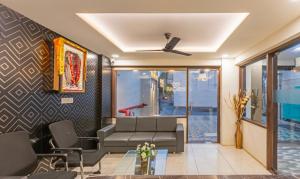 un soggiorno con divano e tavolo di Treebo Trend Oscar a Rajkot