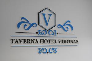 logo hotelu z tarczą w obiekcie Vironas Hotel w mieście Himara