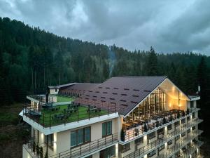 Nespecifikovaný výhled na hory nebo výhled na hory při pohledu z hotelu