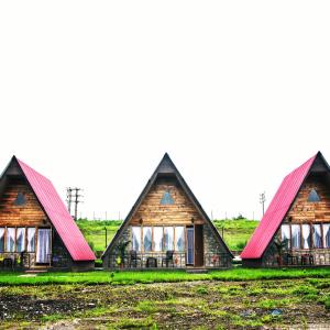un grupo de tres casas con techos rojos en SYLWAN-O SUNRISE HOMESTAY, 
