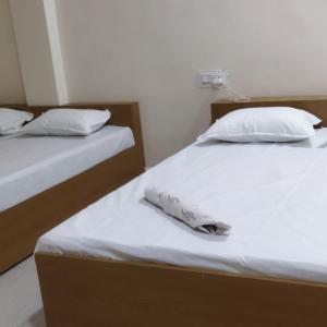 Posteľ alebo postele v izbe v ubytovaní Shree Gajlaxmi Hotel walking distance from mahakaleswar
