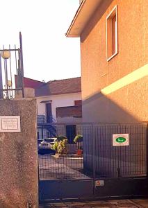 un edificio con un cancello di fronte a una casa di Pacifico Rooms a San Bartolomeo in Galdo