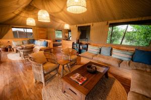 Olmotoni的住宿－Olkeri Camp，客厅配有沙发和桌子