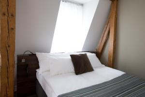 En eller flere senger på et rom på Hôtel des Voyageurs Boutique
