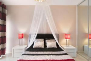 una camera con letto a baldacchino e 2 lampade di Blue House ad Armação de Pêra Altre 13 foto