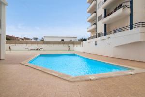 una grande piscina al centro di un edificio di Blue House ad Armação de Pêra