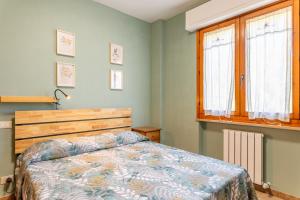 - une chambre avec un lit et une fenêtre dans l'établissement San Concordio Apartments - Affitti Brevi Italia, à Lucques