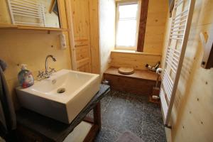 łazienka z umywalką, oknem i toaletą w obiekcie Ferienhaus Anno Dazumal, wie zu Großmutters Zeiten w mieście Klingenthal