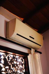 un condizionatore d'aria su un muro sopra una finestra di Soul Inn ad Ahangama