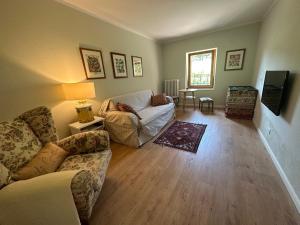 a living room with a couch and a table at Cavallina Retreat in Rivoli Veronese