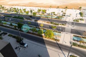 una vista aérea de una carretera con una calle en Mesmerizing Studio In Oasis, en Al Qurayyah