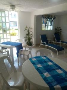 a living room with chairs and a table and chairs at Casa en la zona de Acapulco diamante in La Sabana