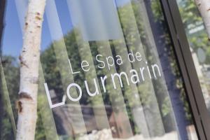 a window with the words le spa de coutinho at Hotel Bastide & SPA - Villa de Lourmarin in Lourmarin