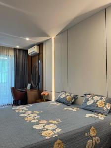 En eller flere senge i et værelse på Alala Homestay- Trung tâm thành phố Tuyên Quang- Tuyên Quang City Center