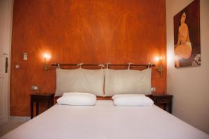 a bedroom with a large bed with two white pillows at Villa Terrestre in Lakithra
