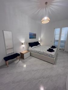 En eller flere senge i et værelse på Appartamento TERRAZZA SALENTINA con BOX AUTO