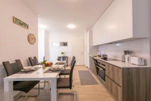 cocina y comedor con mesa y sillas en Charming Home - Happy Rentals, en Viganello