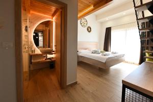1 dormitorio con cama, lavabo y espejo en Ferjančič estate rooms, en Ajdovščina