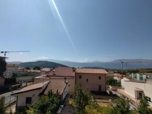 uma vista para uma cidade com montanhas ao fundo em B&B Dimora Belvedere em Barisciano