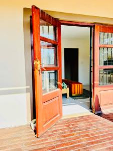 eine offene Tür eines Hauses mit einem Zimmer in der Unterkunft Petalsoft in Pretoria