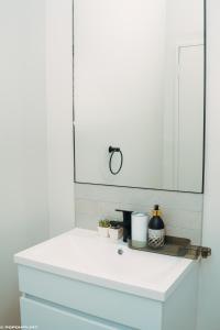 Bathroom sa Green with Envy-Luxury Apartment- No Loadshedding