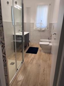 Et badeværelse på Appartamento TERRAZZA SALENTINA con BOX AUTO + 16 billeder